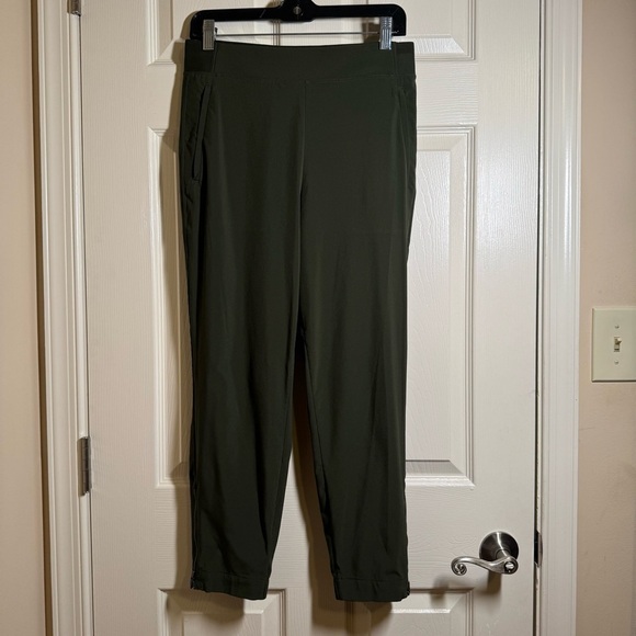 Athleta Dark Green Wrinkle-resistant, stretch fabric Size 6P - Picture 2 of 11